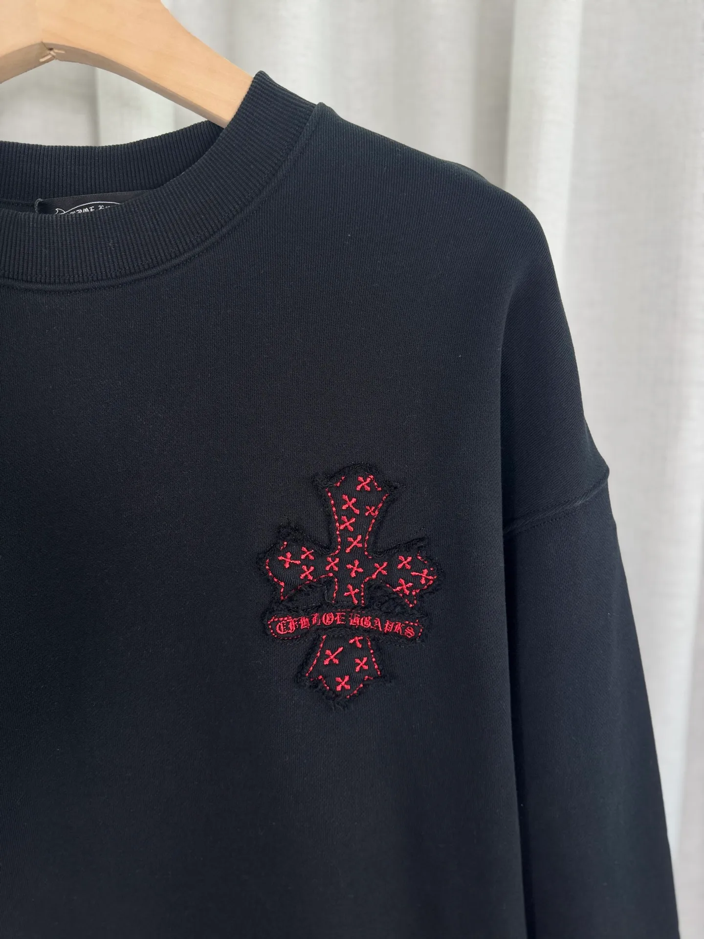 P260 top version, real shot without P, ​​different from market currency) 𝗖𝗵𝗿𝗼𝗺𝗲 𝗛𝗲𝗮𝗿𝘁𝘀/Cro Heart 2025 washed patch embroidery autumn and winter new original single counter American laser burnt 3D three-dimensional color embroidered couple casual sweatshirt 👑The highest version! Customized fabric 420g tripe terry fabric! American acid-washed and distressed original fabric laser burnt ✟appliqué embroidery and exquisite embroidery of letters! The best-selling model in the counter, very comfortable to wear. Accessories: original molded and authenticated collar label➕100% silk wash label. Genuine purchase-grade original hangtag➕matching hanging rope➕3D hanging beads➕original packaging bag. Craftsmanship: The original version has consistent wiring! The highest version of the armhole matching technique! Color: White Black Size: S M L XL Style Number: 25-316